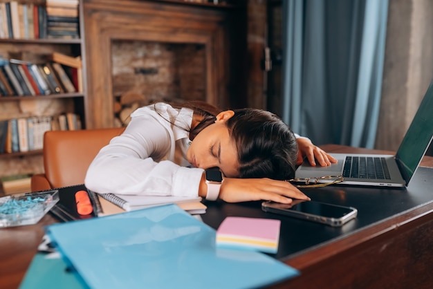 femme fatiguee bureau